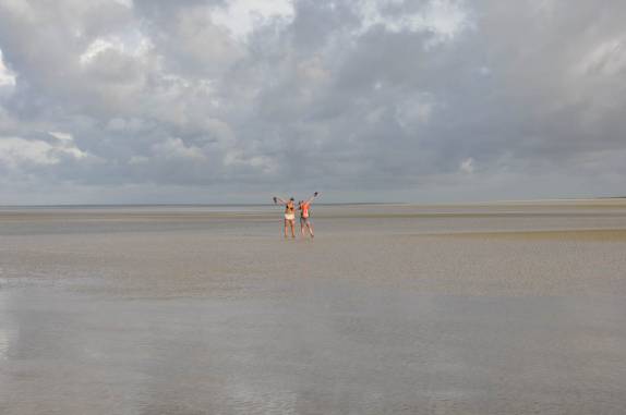 Caminhando pela Praia da Princesa, durante a maré baixa, entre Fortalezinha e Algodoal - PA